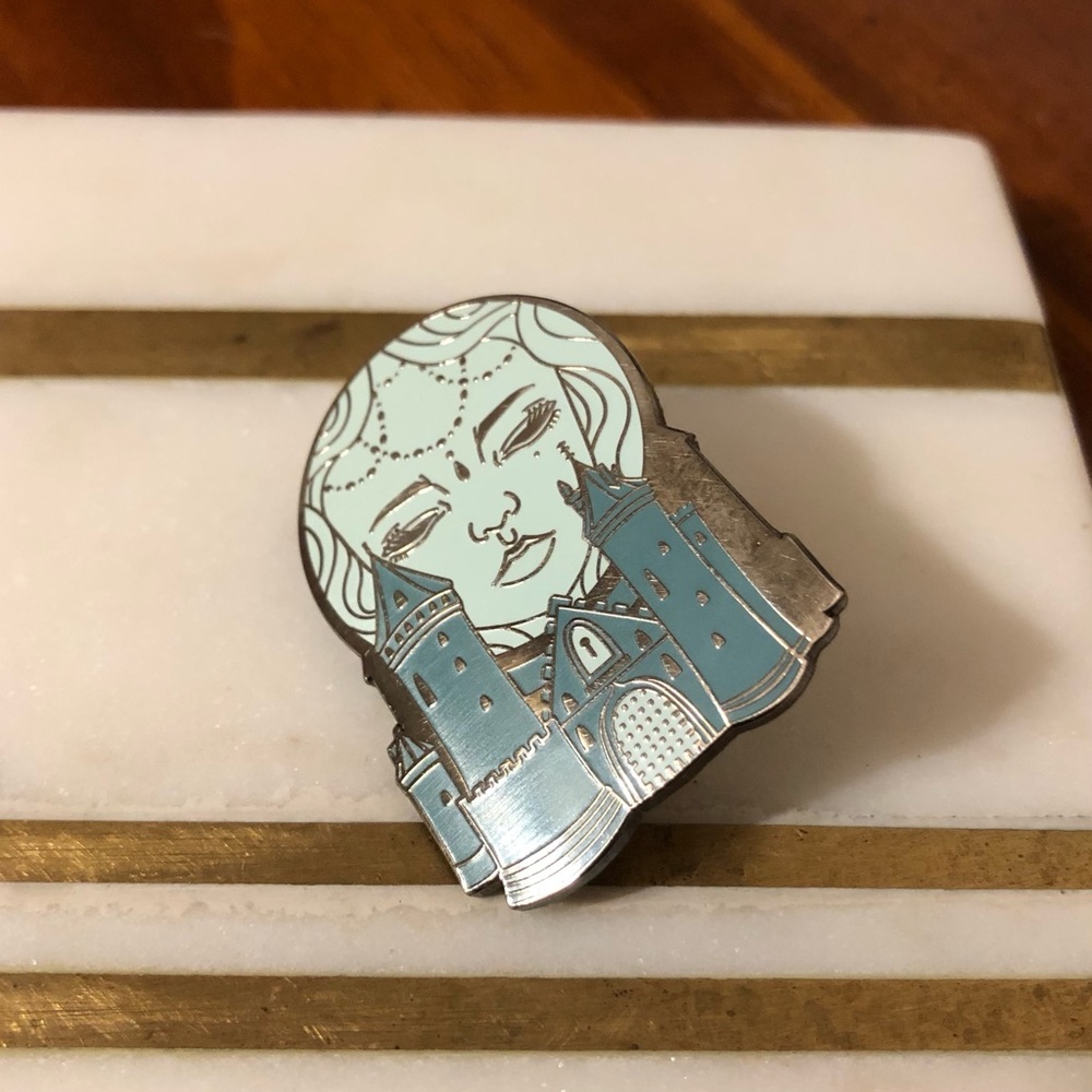 ✨2/$15-Enamel Pin with Castle and Face Design - Picture 5 of 6